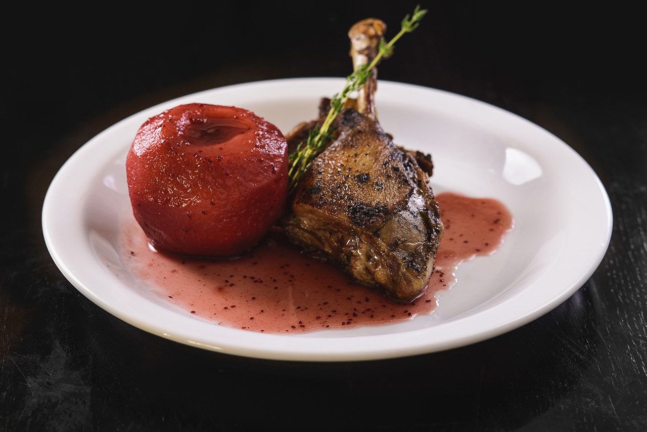 Блюдо в Дніпрі — стейк із пряними спеціями та овочами.