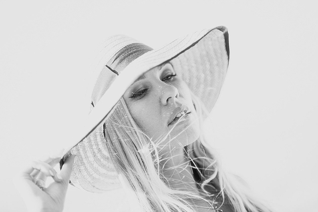 Чорно-білий портрет жінки в Дніпрі — задумливий погляд.