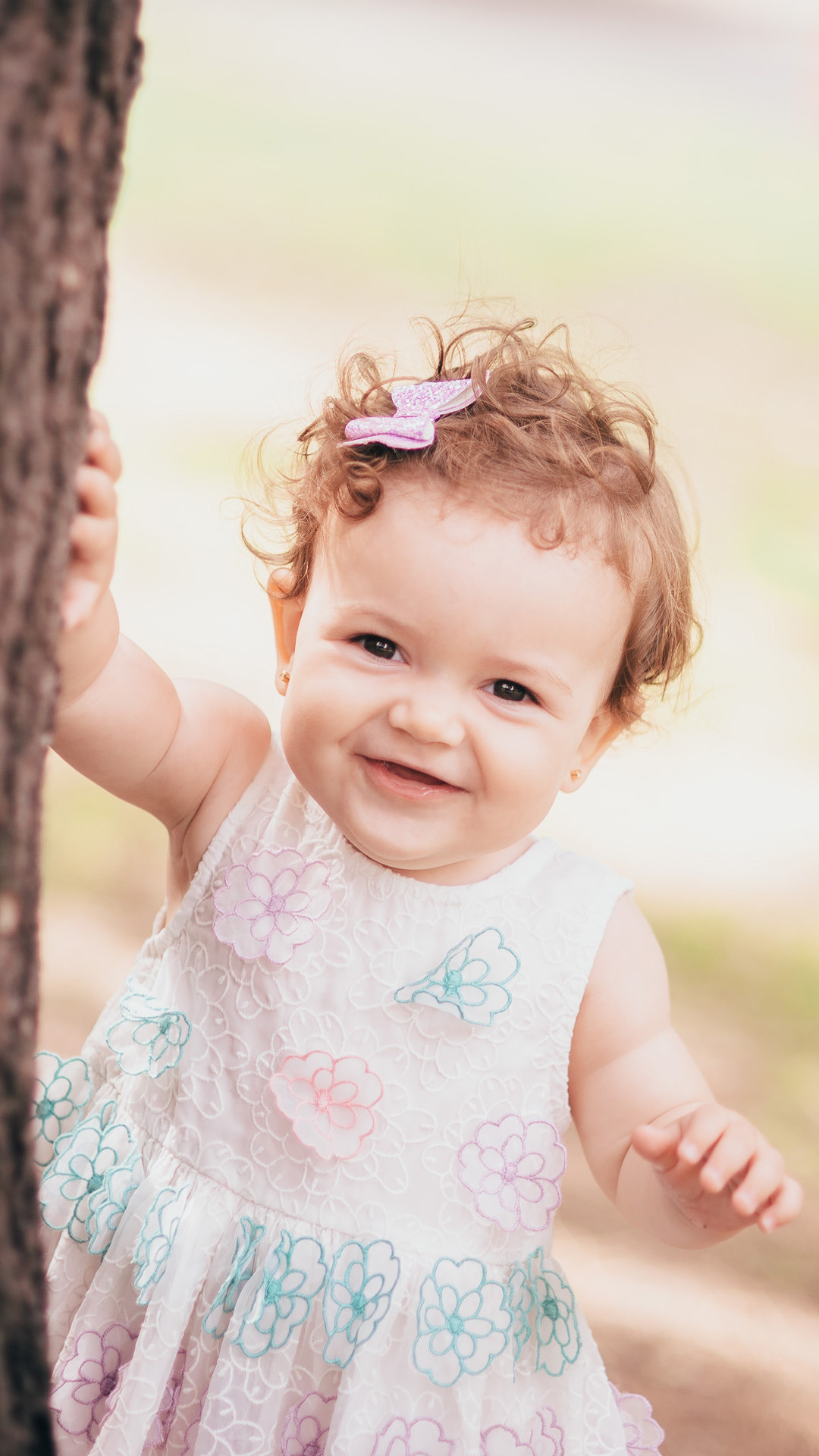 Сімейна фотосесія в Дніпрі — дівчинка біжить серед дерев і трави.