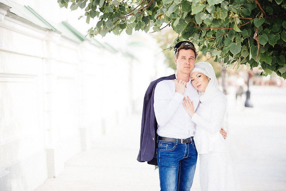 Жених и невеста на свадебной прогулке в Днепре — фото в движении.