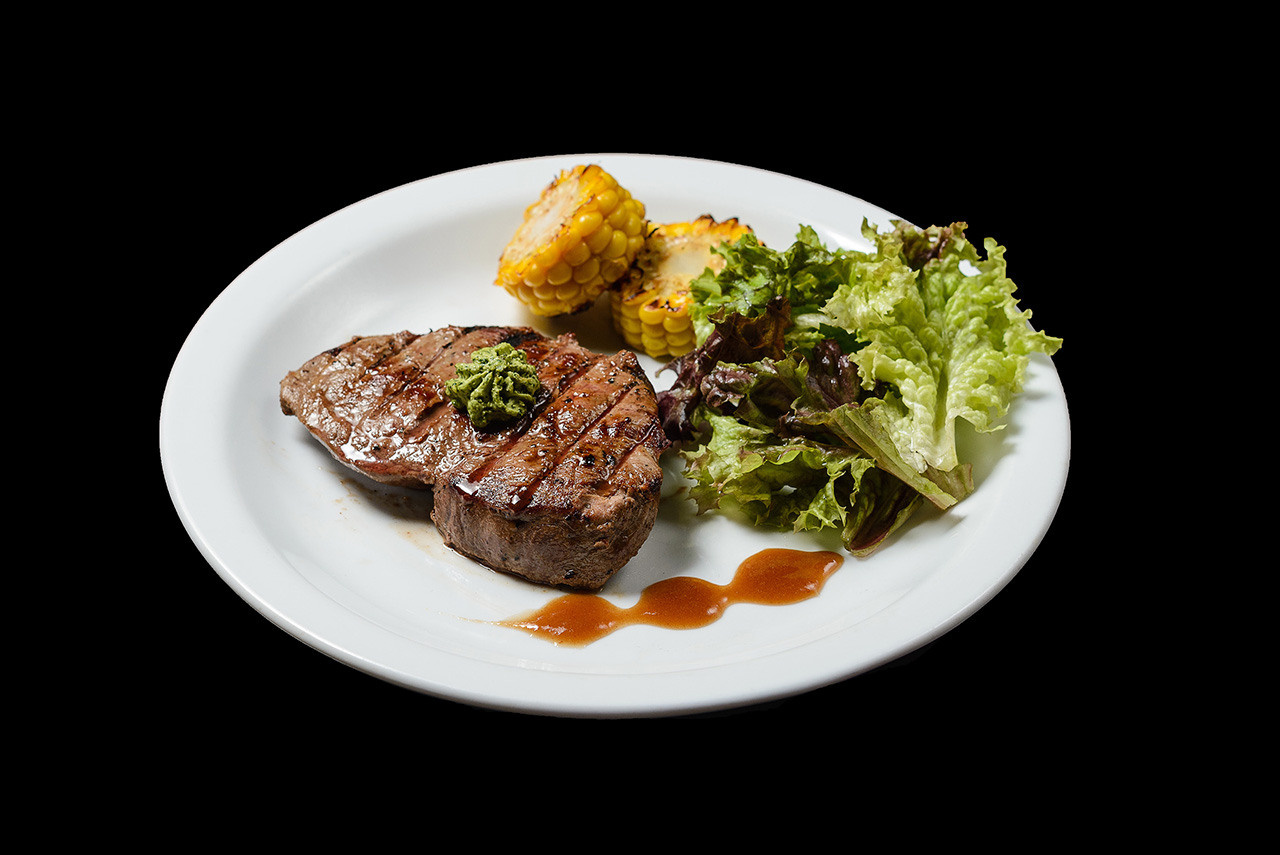 Репортажное фото завтрака – свежие продукты и аккуратная подача.