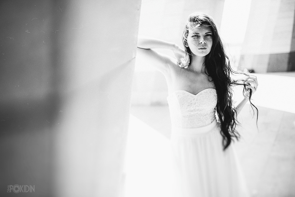 Невеста в Днепре — подготовка к свадьбе, портрет в черно-белом.