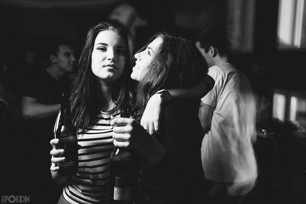 Репортажна зйомка в Дніпрі — подруги танцюють і сміються, фотограф Діма Покидін.