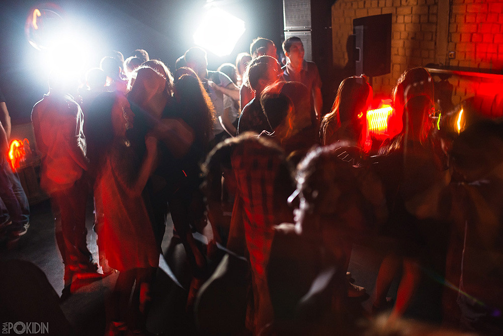 Репортажна зйомка в Дніпрі — подруги танцюють і сміються у клубі.