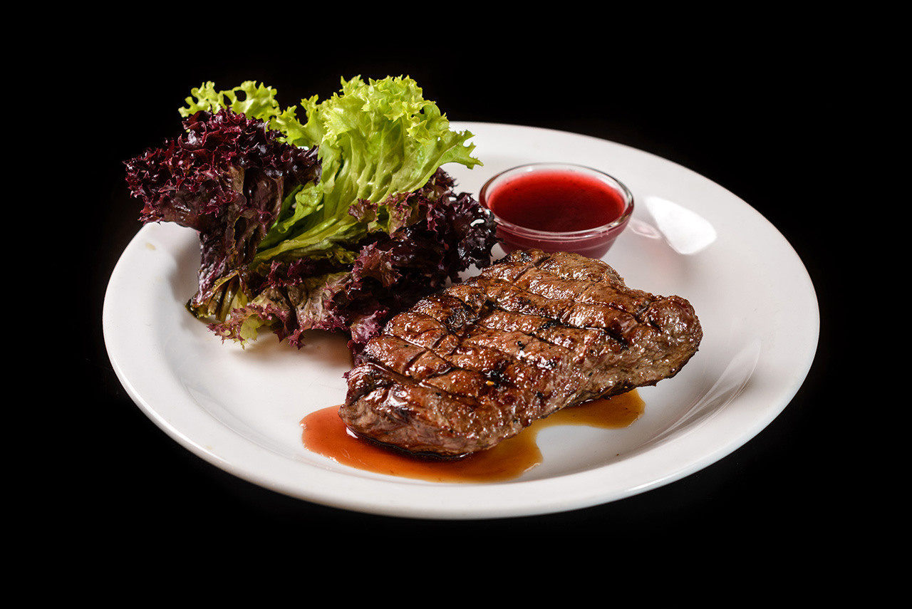 Фотограф фиксирует процесс приготовления и готовую еду в Днепре.