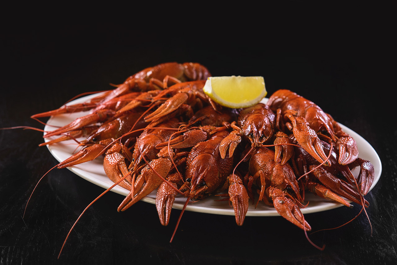 Блюдо в Дніпрі — раки зі спеціями та лимоном, готові до подачі.