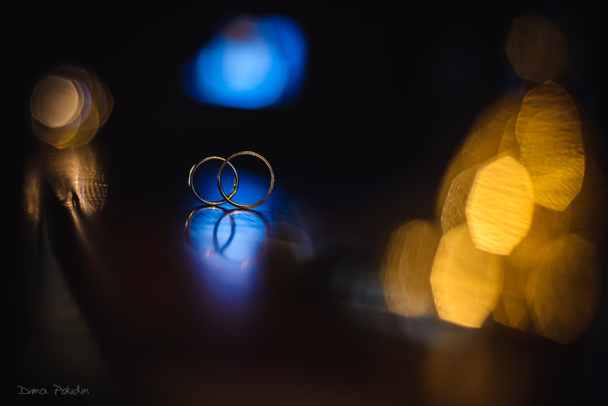 Сучасна весільна фотосесія у Дніпрі: наречена і наречений тримаються за руки під час прогулянки вулицями міста.