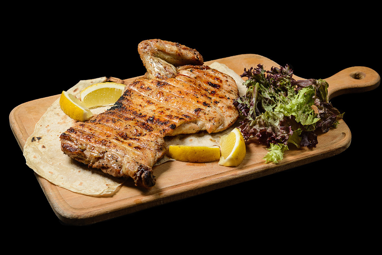 Блюдо на деревянном столе – репортажный кадр фотографа.