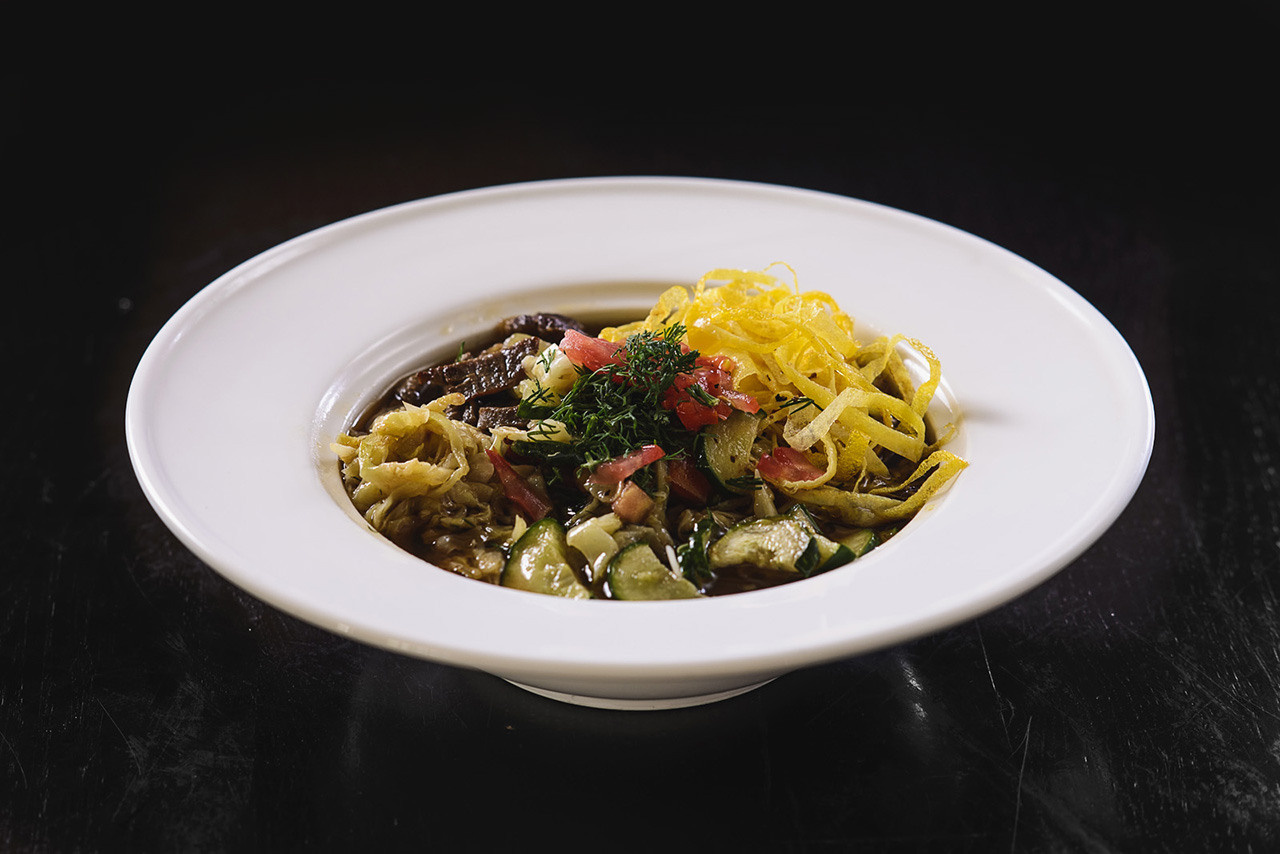 Фотограф у Дніпрі — салат зі свіжими овочами на дерев’яній дошці.