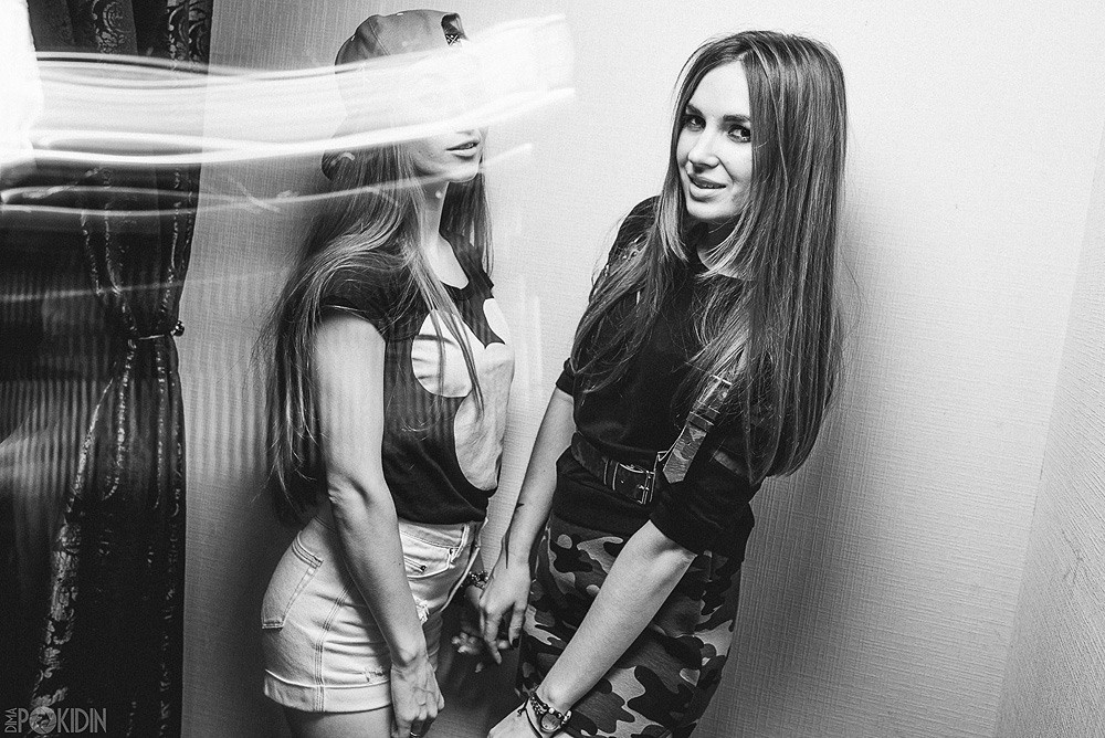 Ночная репортажная съемка в Днепре — улыбки и эмоции девушек на танцполе.