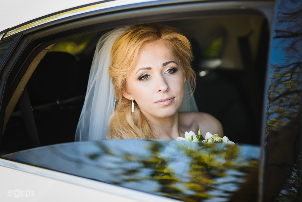 Портрет невесты в Днепре — крупный план лица с нежной улыбкой.