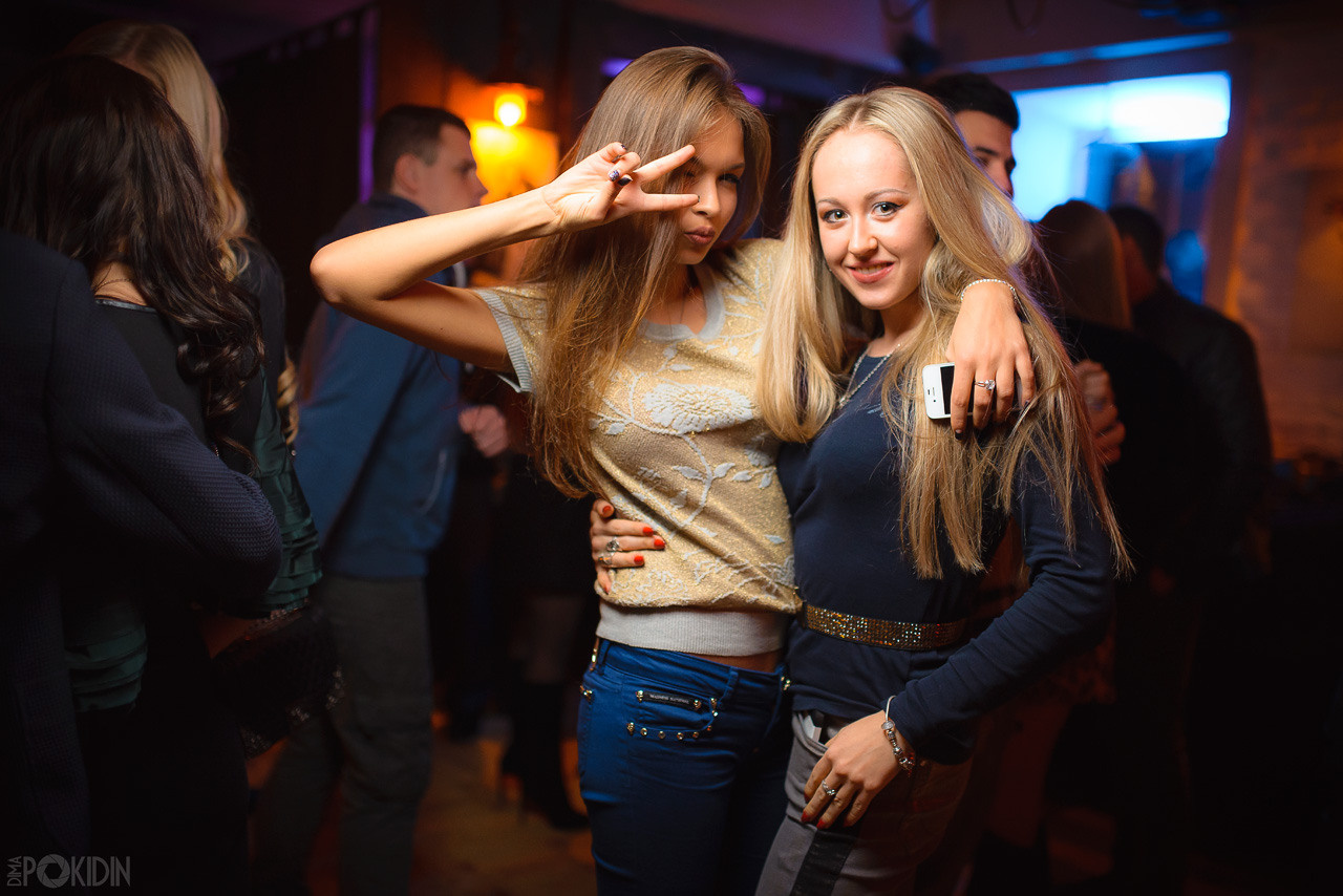 Репортажная фотосессия в Днепре — клубные огни и счастливые девушки, Дима Покидин.