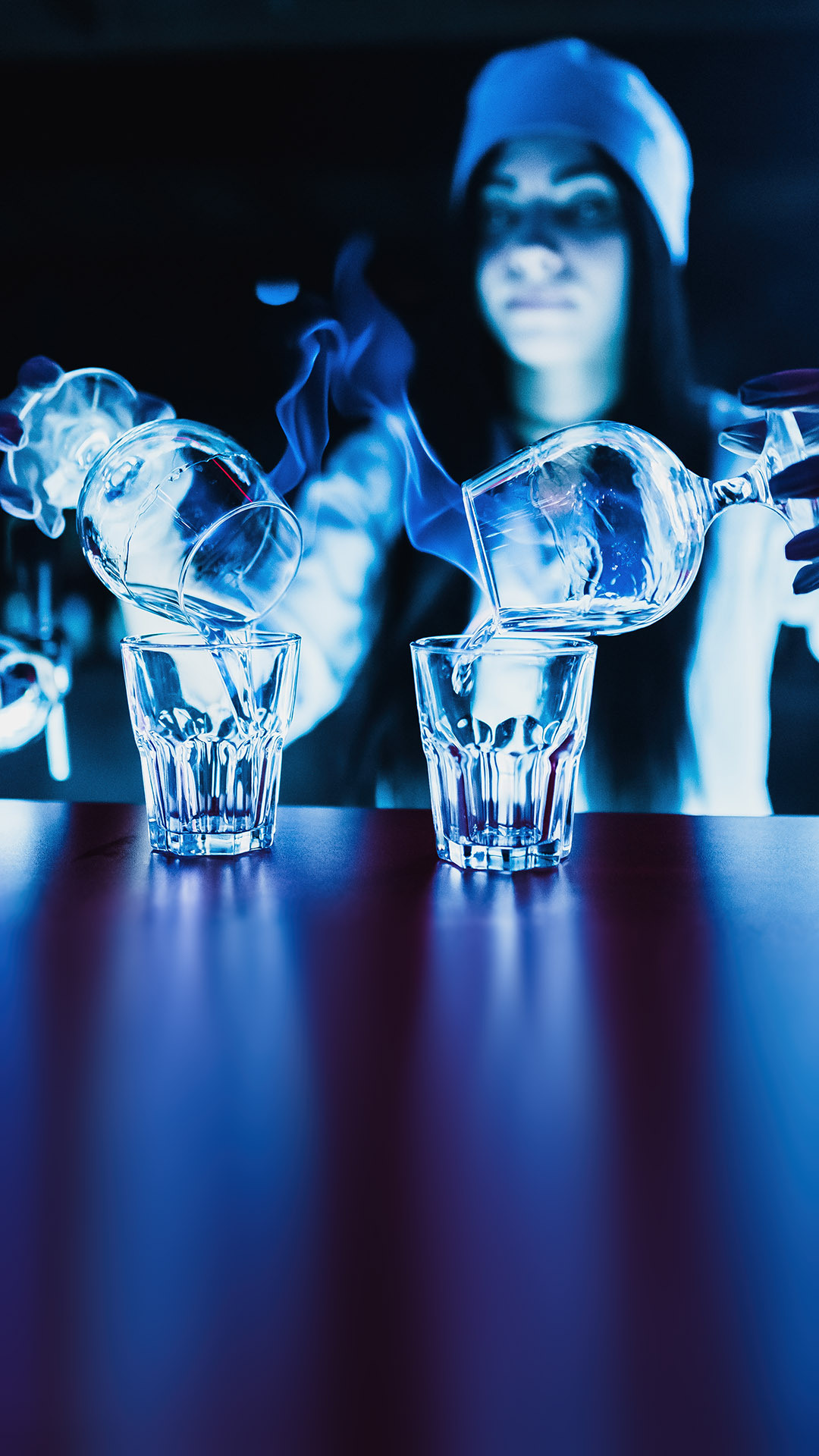 Репортажна фотосесія в Дніпрі — вечірка з друзями та активні танці, фотограф Діма Покидін.