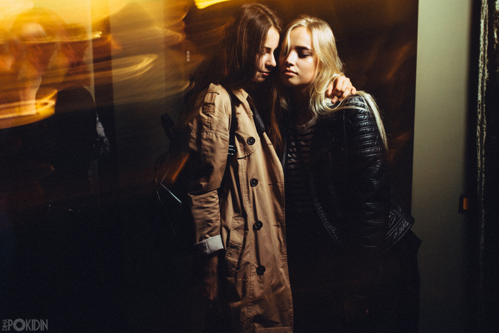 Репортаж з вечірки в Дніпрі — дівчата веселяться серед людей.