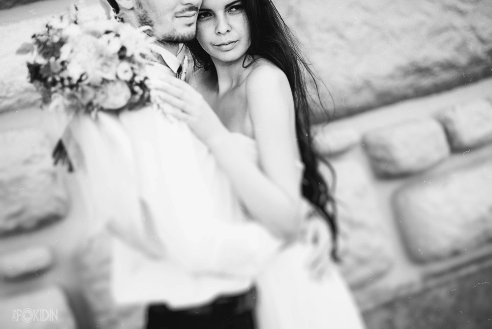 Фотограф Дима Покидин — черно-белый портрет невесты в утреннем свете Днепра.