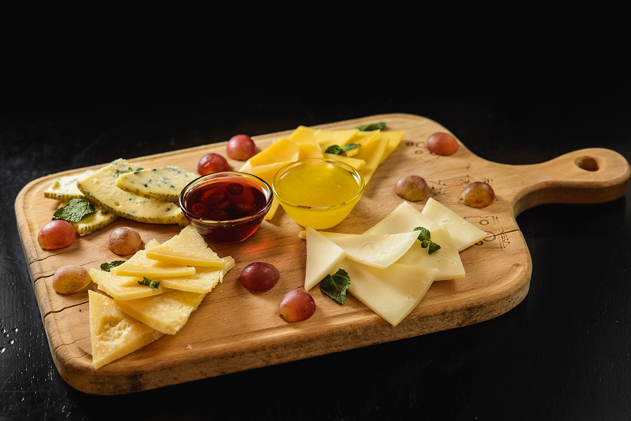 Репортажное фото ужина – еда, атмосфера и презентация на столе.