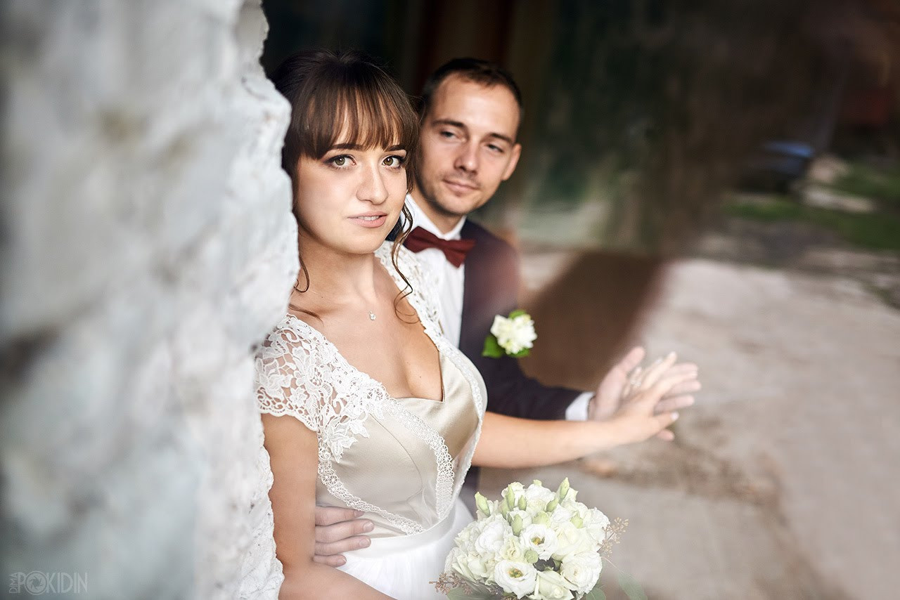 Свадебная пара в парке в Днепре — романтика осенних листьев.