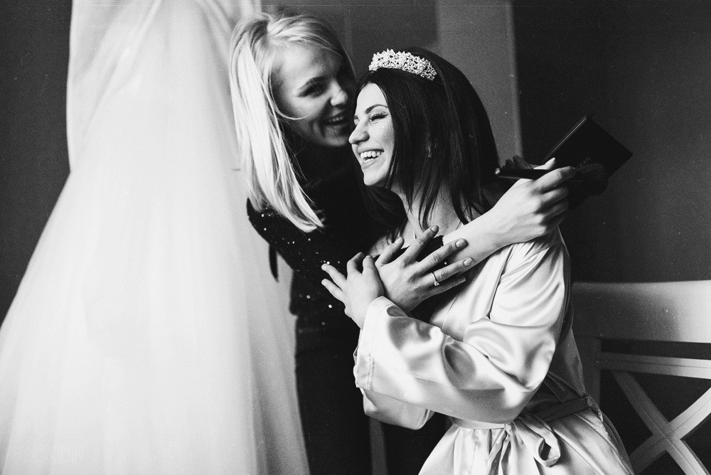 Молодожены в Днепре — обмен взглядами на фоне природы, фотограф Дима Покидин.