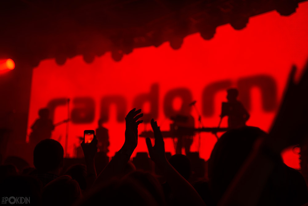 Репортажная съемка концерта в Днепре — сцена и публика.