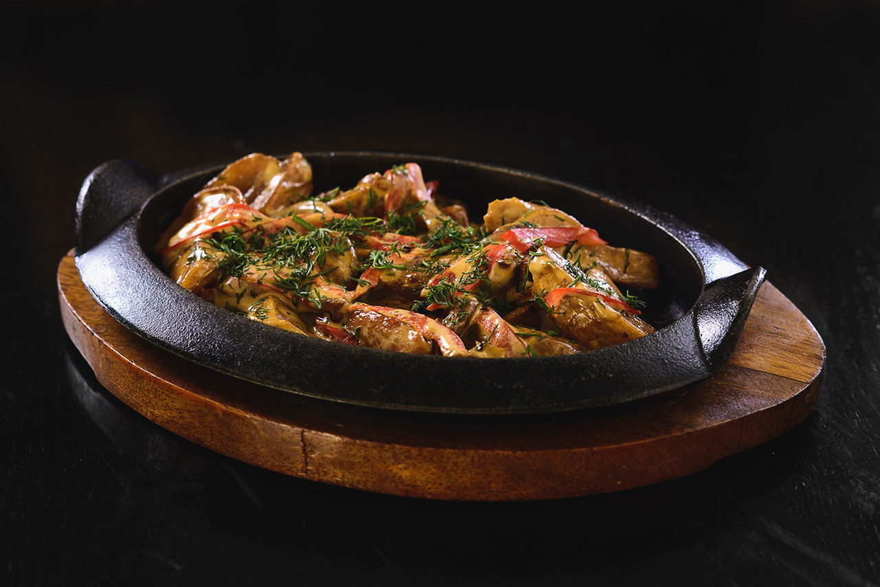 Фотограф у Дніпрі — смажене м’ясо в сковороді з пряними спеціями.