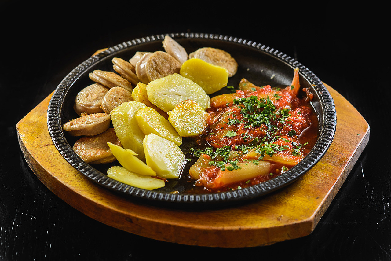 Фотограф Днепра снимает ресторанное блюдо с красивым оформлением.