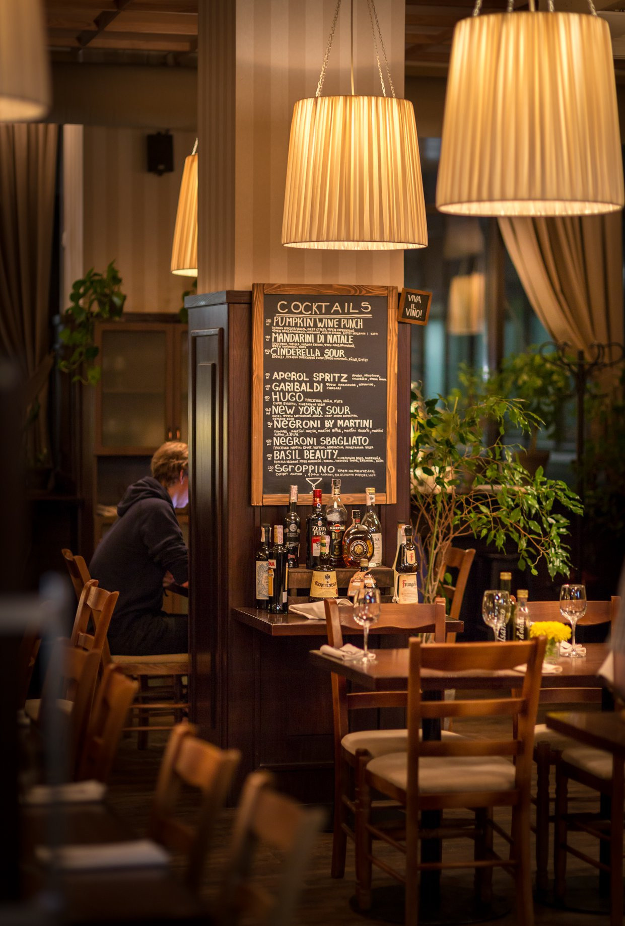 Интерьерная фотосъемка вечерней атмосферы в траттории Zucca, Киев. Фотограф ландшафтных садов и интерьеров Елена Шавловская, Нидерланды