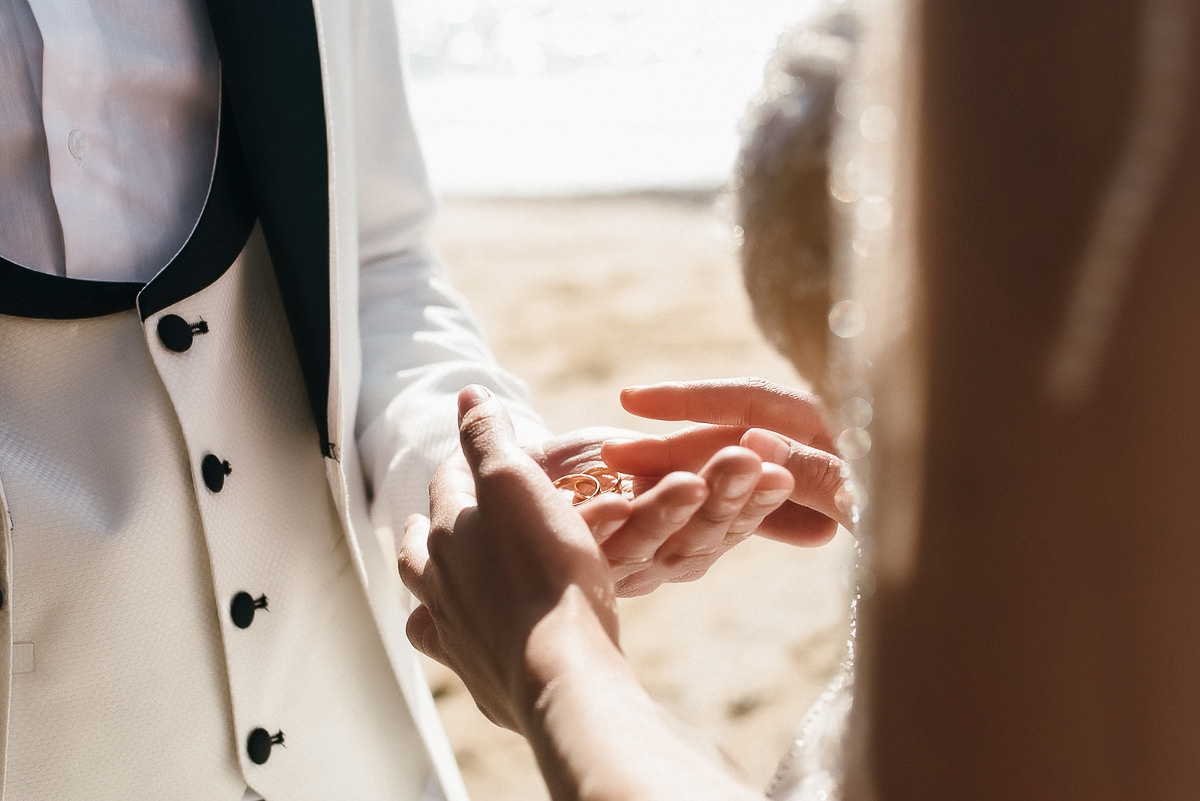 Свадебная церемония на берегу моря. Весільний та сімейний фотограф у Запоріжжі Юлія Васьків