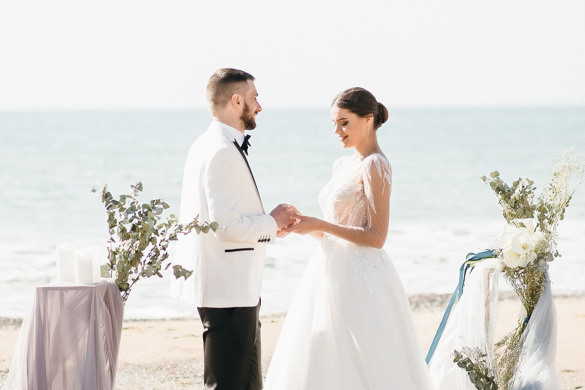 Свадебная церемония на берегу моря. Весільний та сімейний фотограф у Запоріжжі Юлія Васьків
