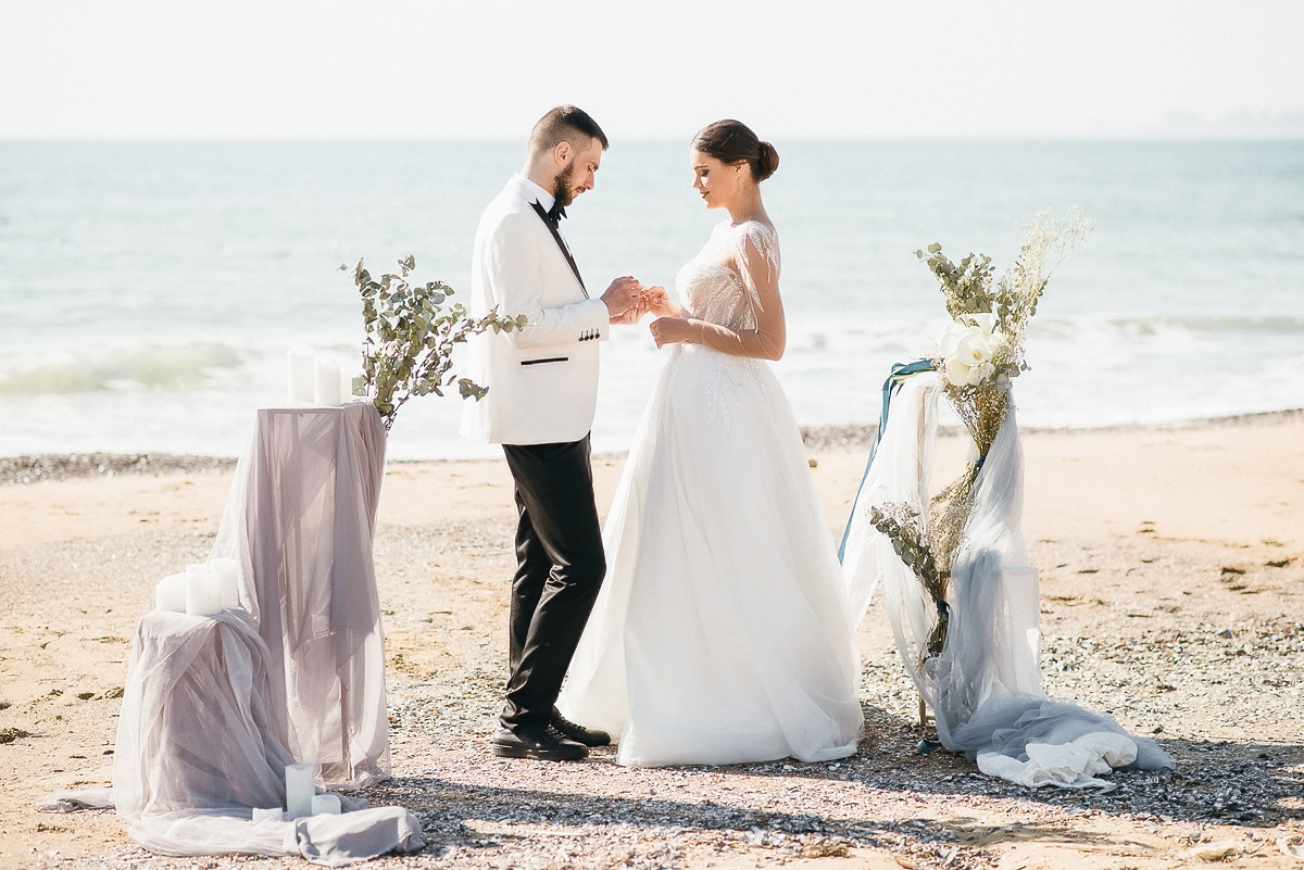 Свадебная церемония на берегу моря. Весільний та сімейний фотограф у Запоріжжі Юлія Васьків