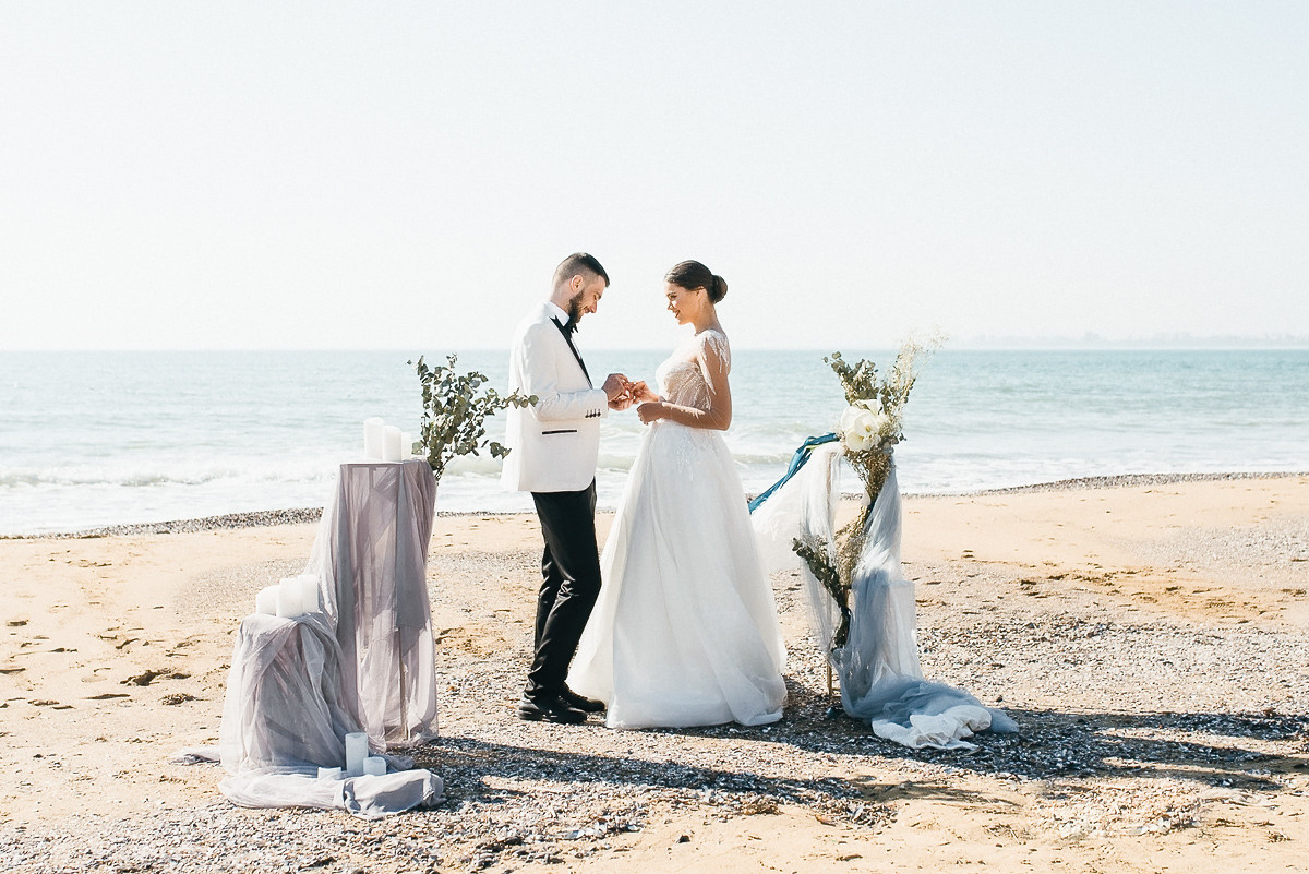 Свадебная церемония на берегу моря. Весільний та сімейний фотограф у Запоріжжі Юлія Васьків