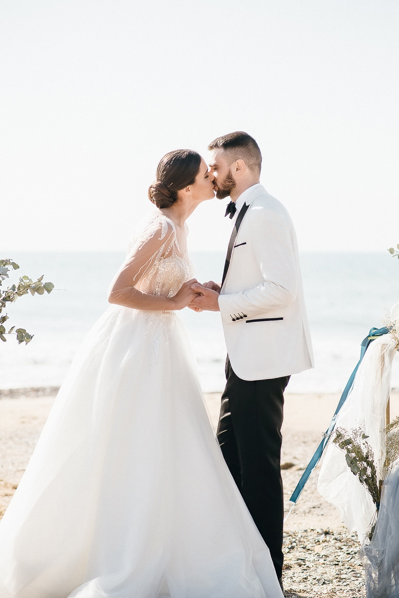 Свадебная церемония на берегу моря. Весільний та сімейний фотограф у Запоріжжі Юлія Васьків