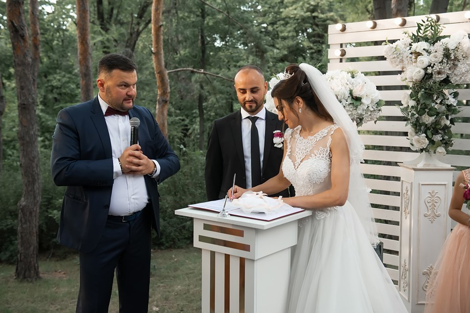 ведущий на свадьбу молдова