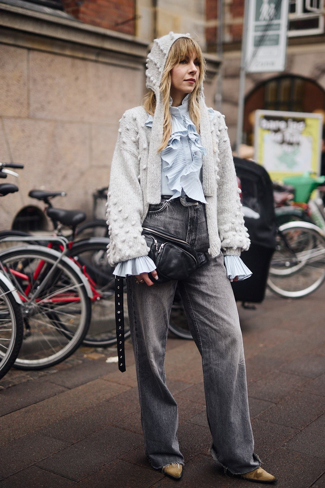 Fotograf Katarzyna Danaj, czapka oraz kardigan marki Kobbe Studio