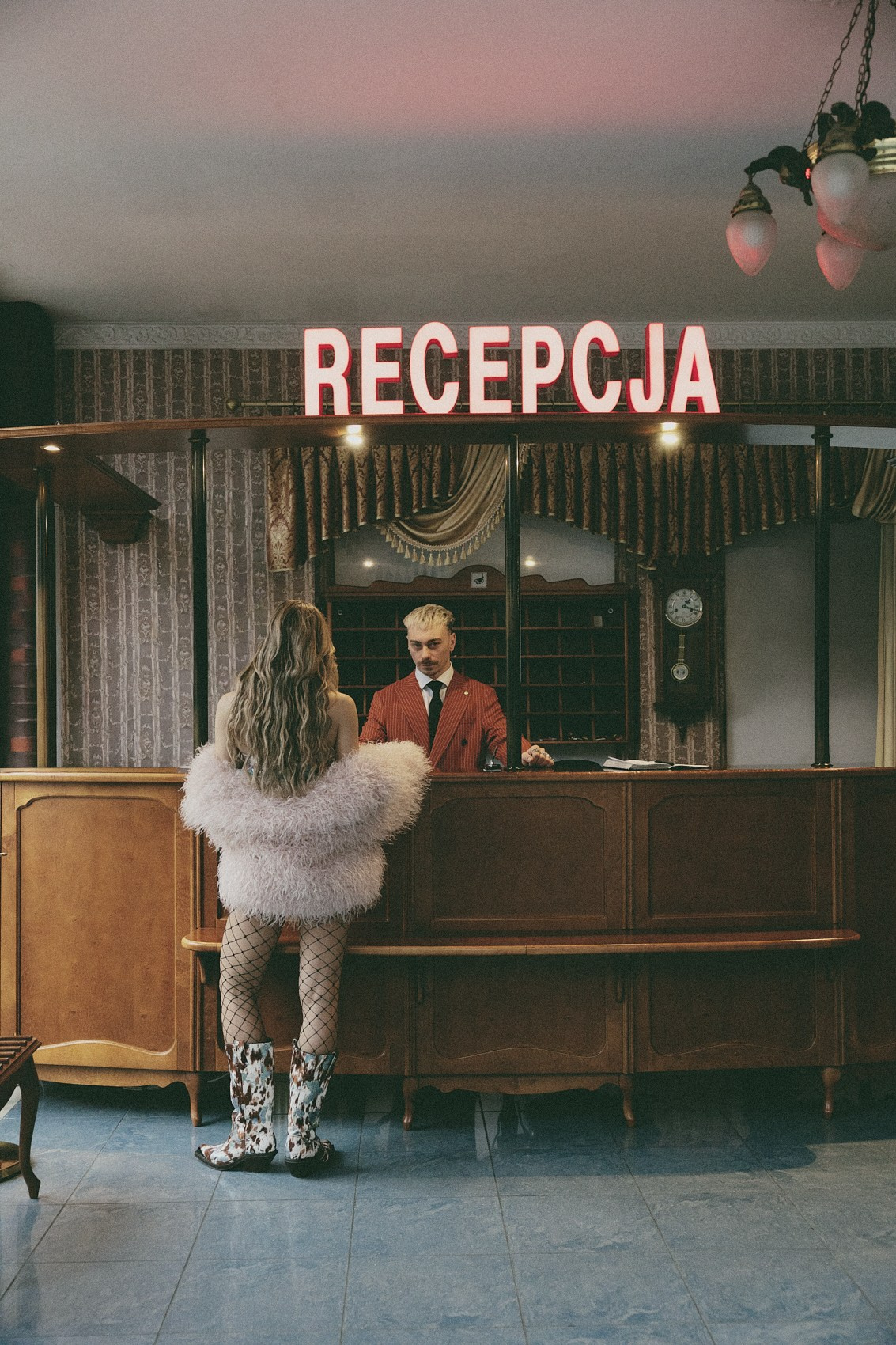 Fotograf Kasia Magdziarz, model Grzegorz Czeczott w stylizacji własnego autorstwa, zdjęcia zrobione w hotelu Gracja w Gorzowie Wielkopolskim