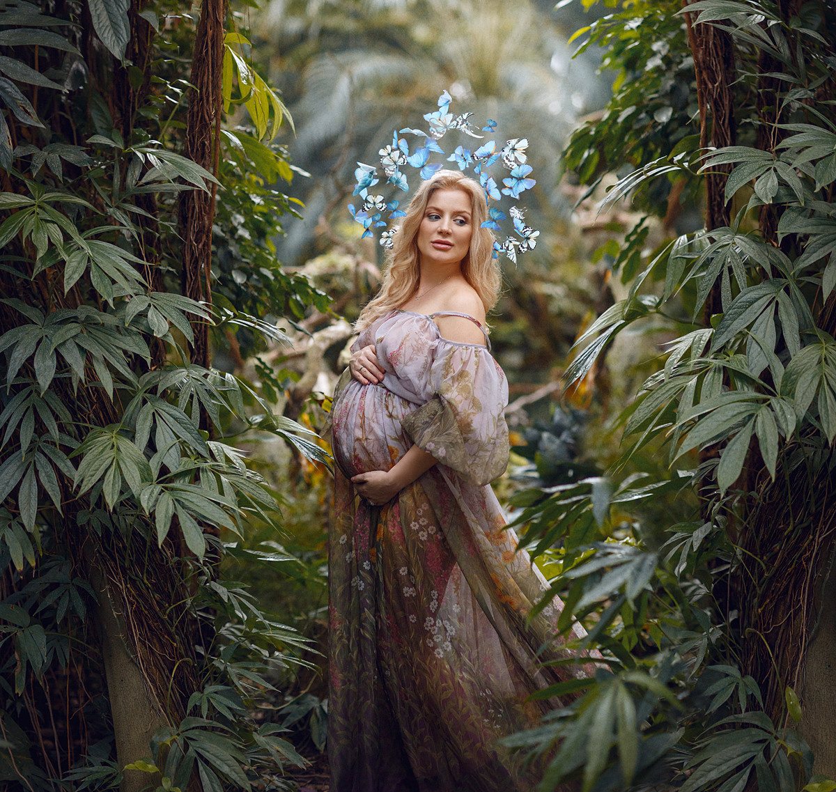 Fairytale pregnancy photoshoot. Art photographer in Amsterdam, the Netherlands Irina Dzhul