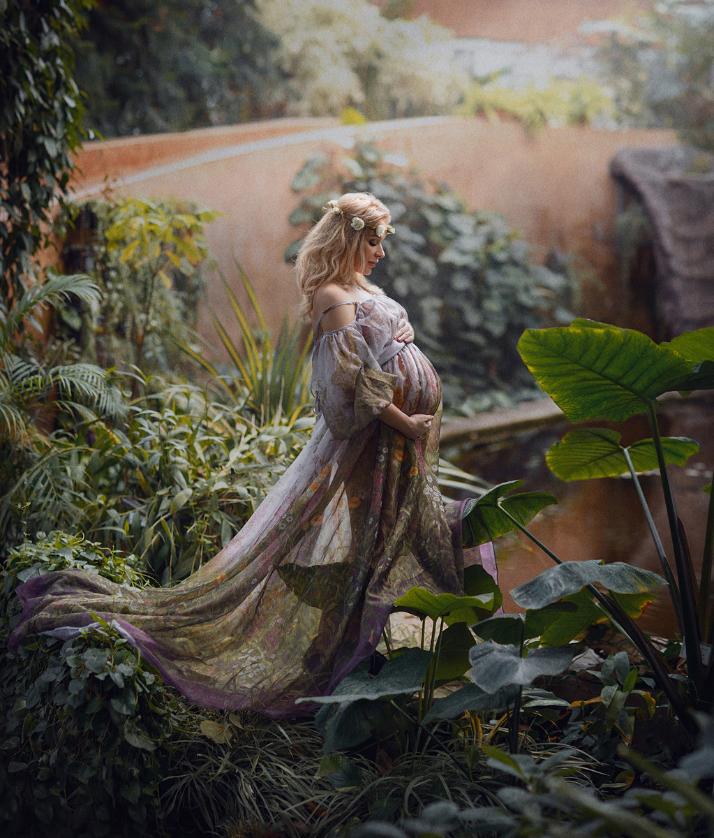 Fairytale pregnancy photoshoot. Art photographer in Amsterdam, the Netherlands Irina Dzhul