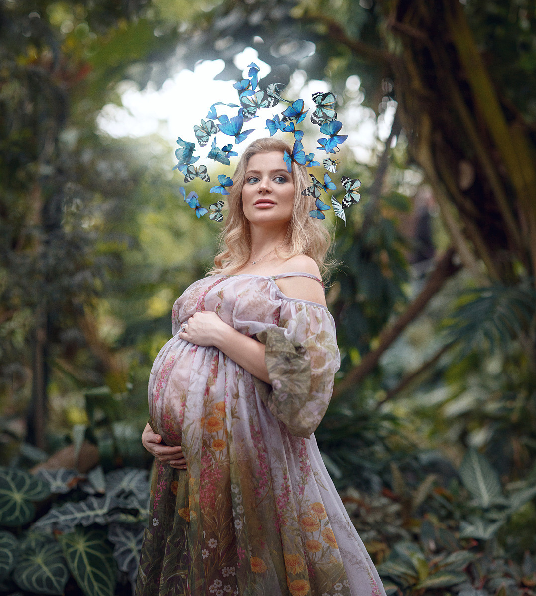 Fairytale pregnancy photoshoot. Art photographer in Amsterdam, the Netherlands Irina Dzhul
