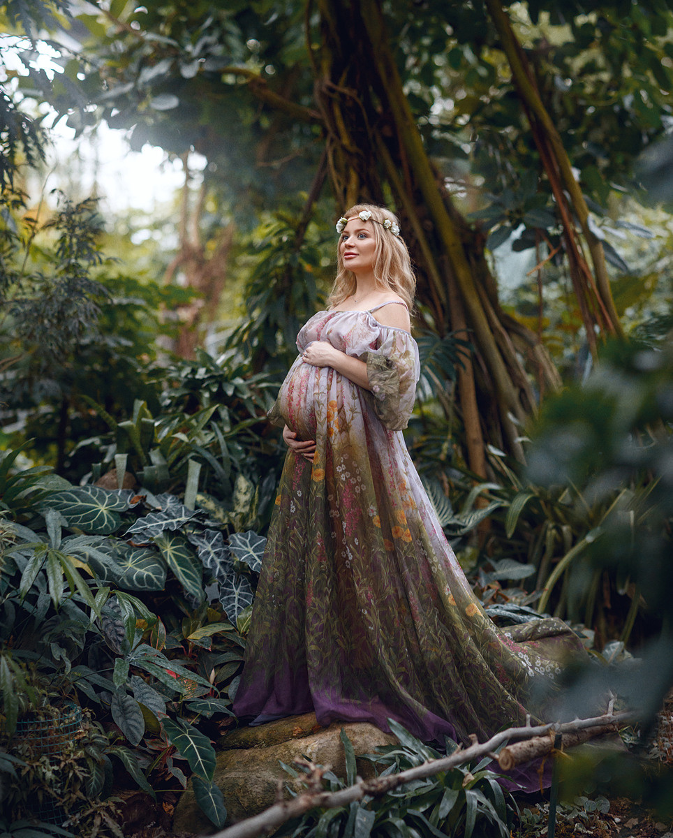 Fairytale pregnancy photoshoot. Art photographer in Amsterdam, the Netherlands Irina Dzhul