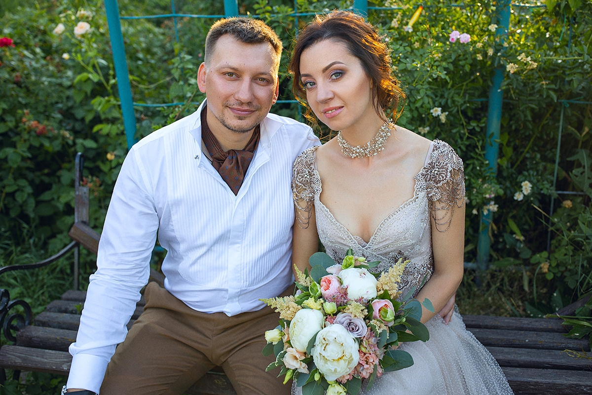Photosession Wedding party in the rose garden. Art photographer in Amsterdam, the Netherlands Irina Dzhul