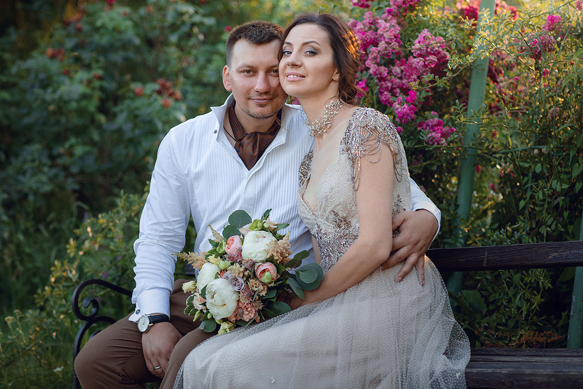 Photosession Wedding party in the rose garden. Art photographer in Amsterdam, the Netherlands Irina Dzhul