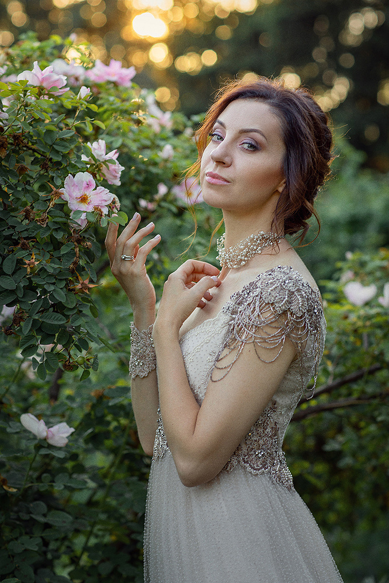Photosession Wedding party in the rose garden. Art photographer in Amsterdam, the Netherlands Irina Dzhul