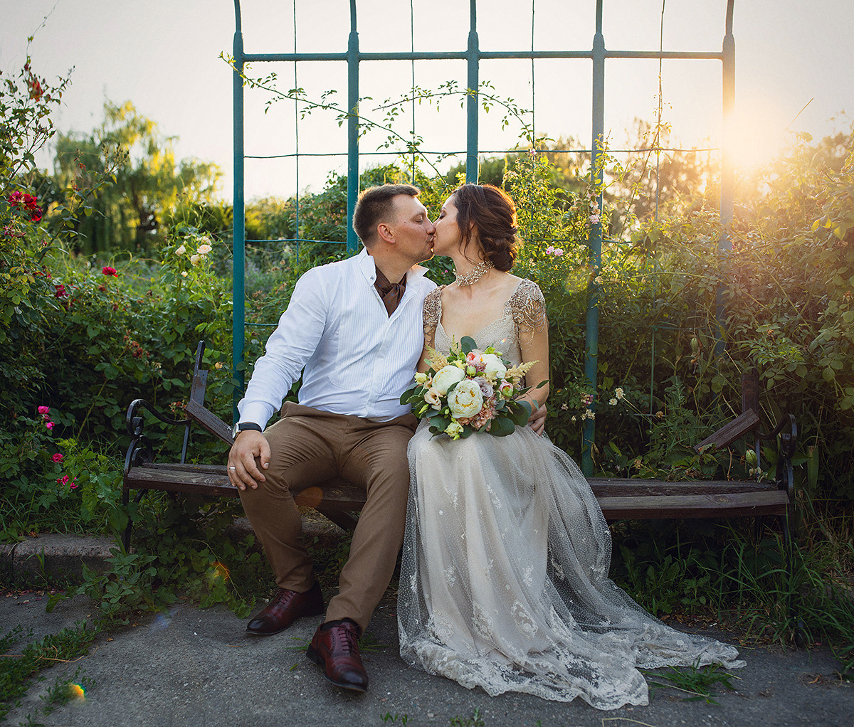 Photosession Wedding party in the rose garden. Art photographer in Amsterdam, the Netherlands Irina Dzhul