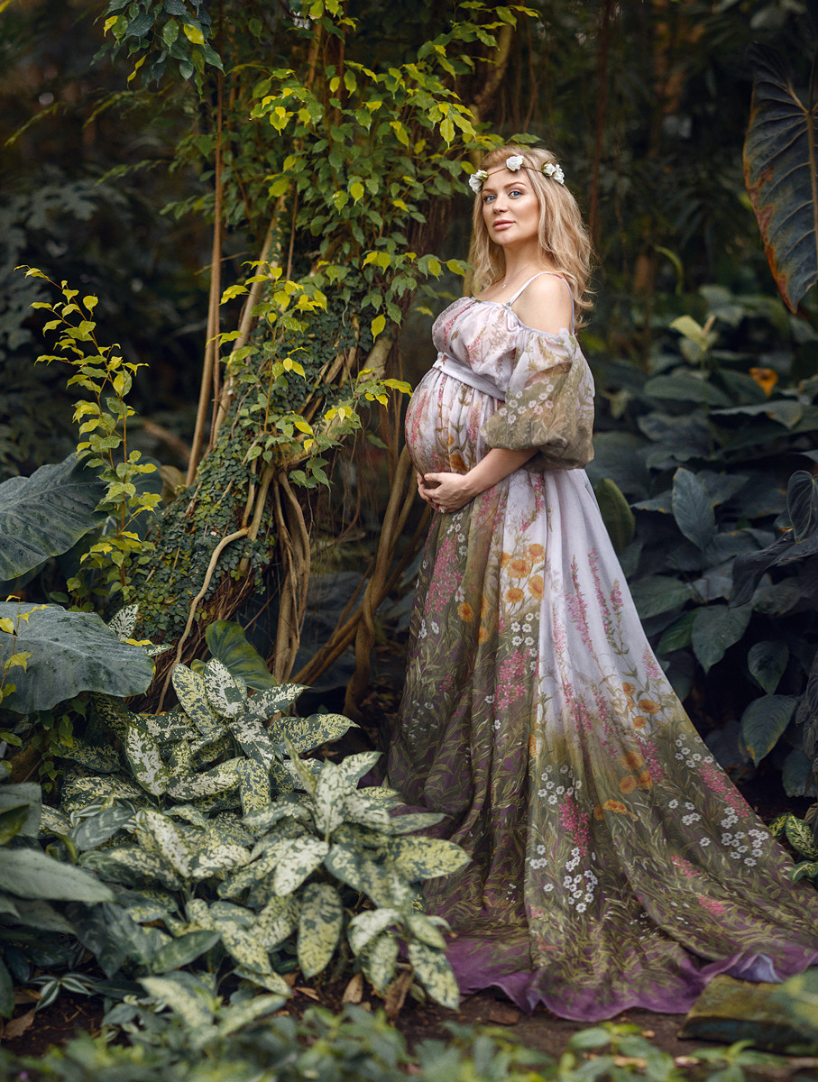 Fairytale pregnancy photoshoot. Art photographer in Amsterdam, the Netherlands Irina Dzhul