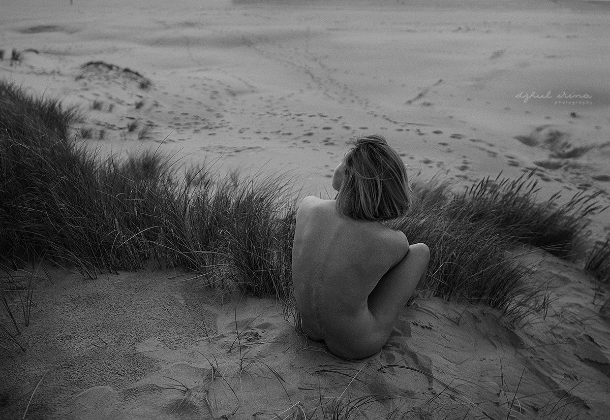 Black and white photoshoot on the Northern Sea. Art photographer in Amsterdam, the Netherlands Irina Dzhul