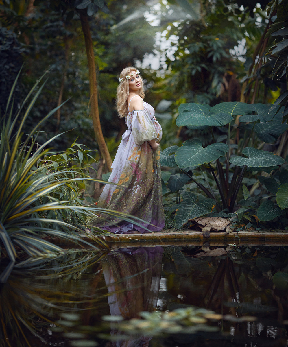 Fairytale pregnancy photoshoot. Art photographer in Amsterdam, the Netherlands Irina Dzhul