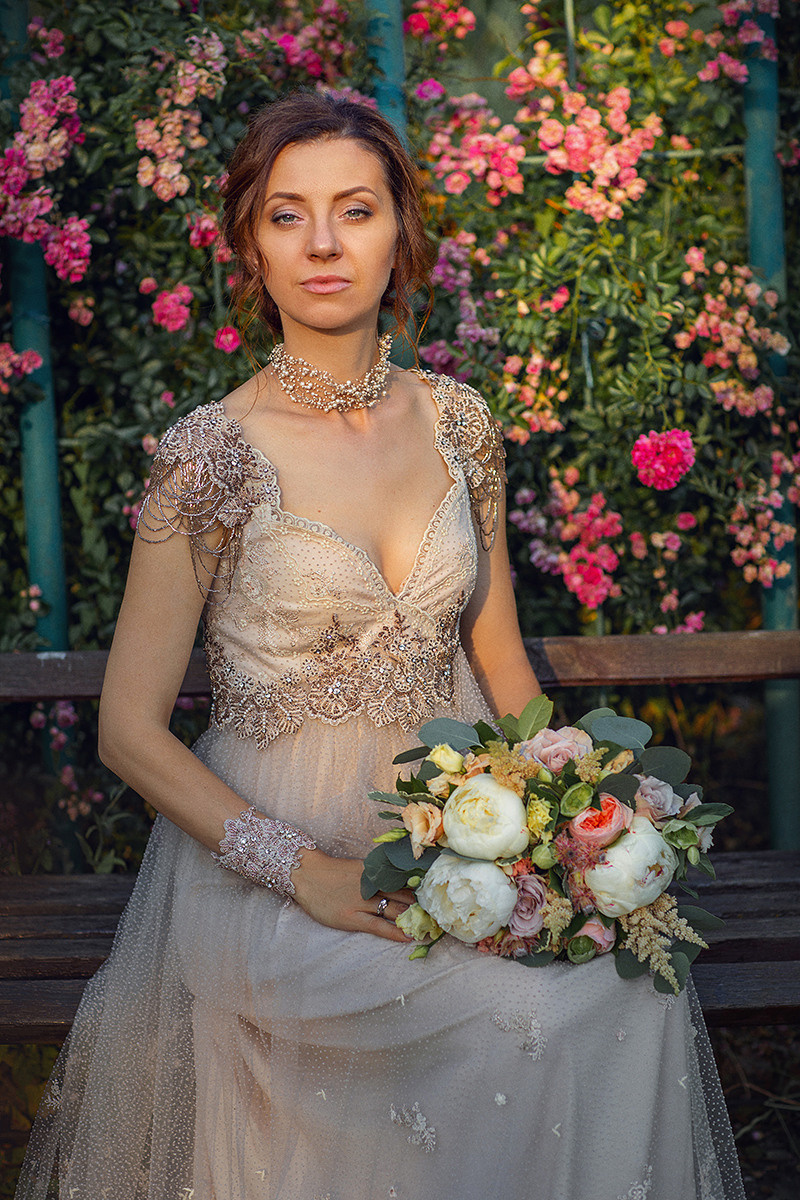 Photosession Wedding party in the rose garden. Art photographer in Amsterdam, the Netherlands Irina Dzhul