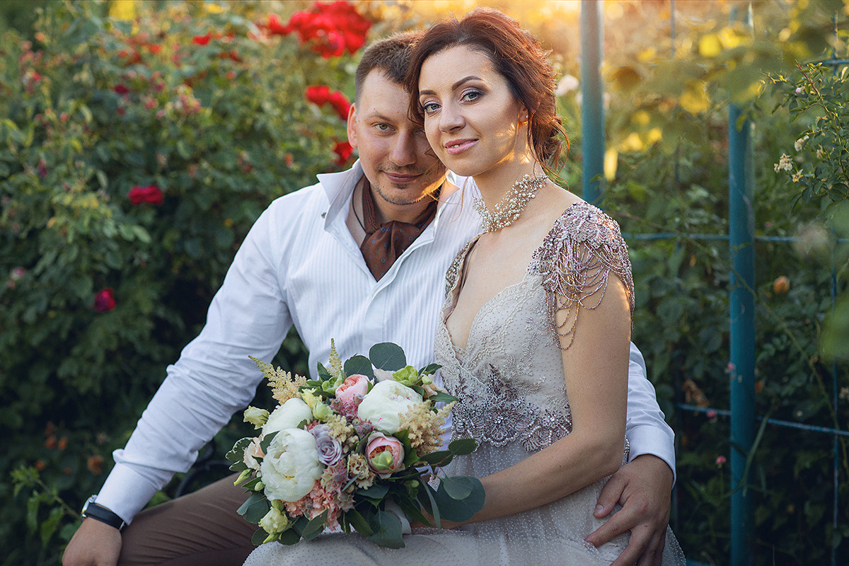 Photosession Wedding party in the rose garden. Art photographer in Amsterdam, the Netherlands Irina Dzhul