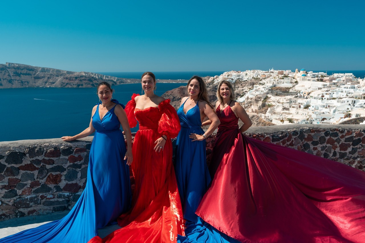 Santorini flying dress reviews photographer & Testimonials | SokoLOVE. Photographer in Santorini SokoLOVE Alex| Flying Dress Santorini