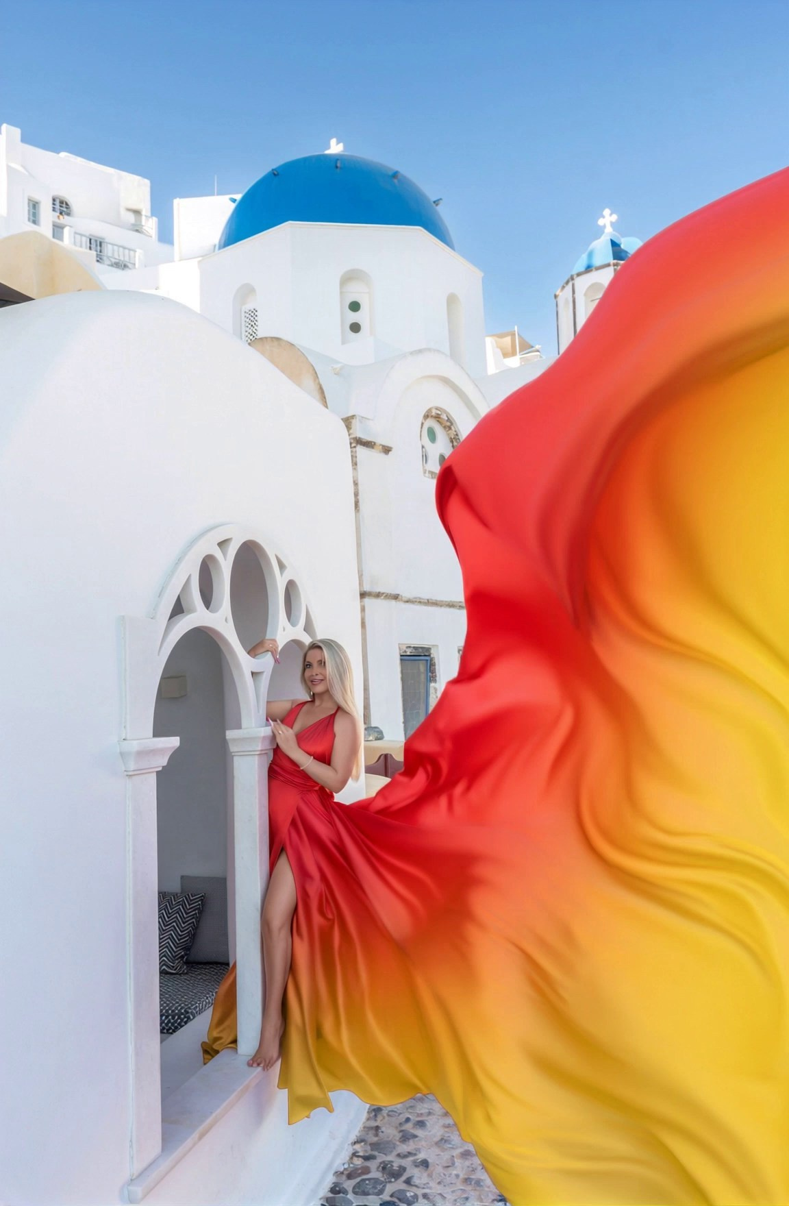 Santorini photoshoot. Photographe vidéaste à Santorin|Séances photos de Robe volante Santorin|