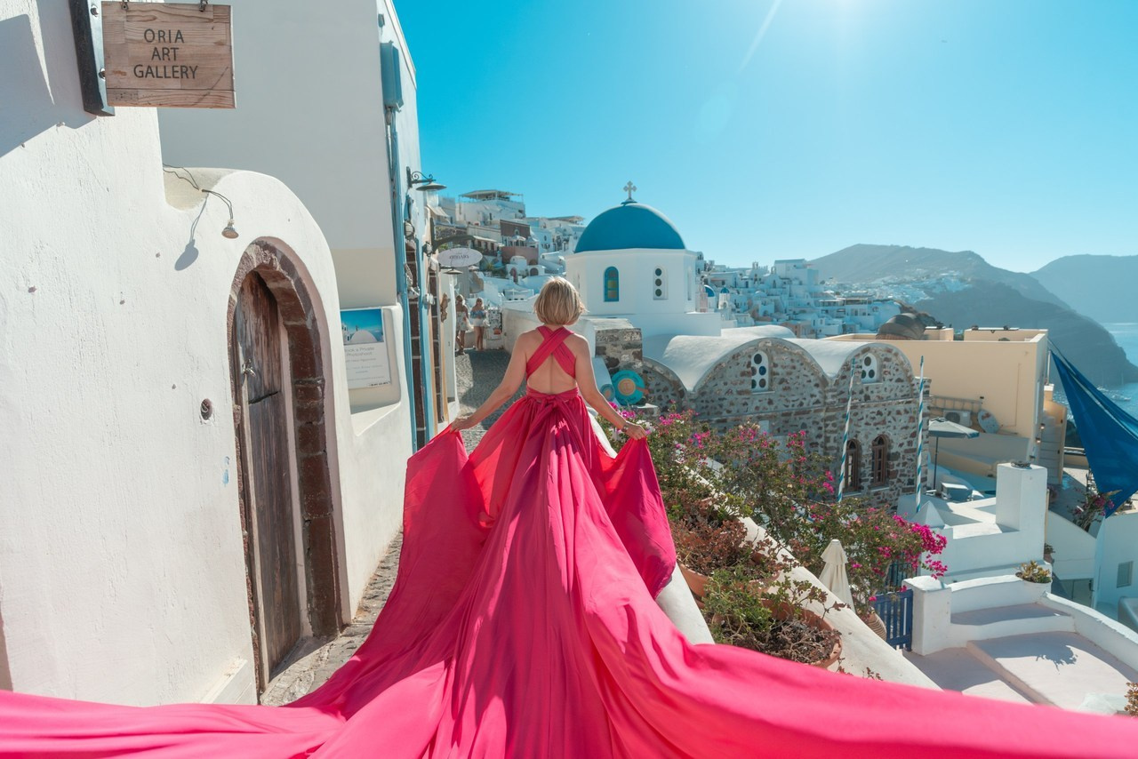 Santorini flying dress reviews photographer & Testimonials | SokoLOVE. Photographer in Santorini SokoLOVE Alex| Flying Dress Santorini